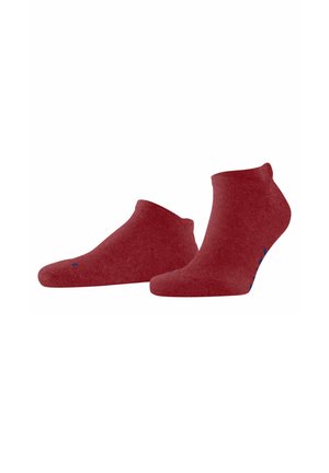 Calcetines tobilleros rojos con una textura suave, diseño ajustado y un acento azul en el talón. De longitud corta, por encima del tobillo, para una cobertura mínima.
