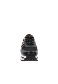 Sneaker sportivo nero con tomaia in mesh e sintetico, punta tonda, chiusura con lacci, dettagli dorati, colletto imbottito e suola testurizzata.