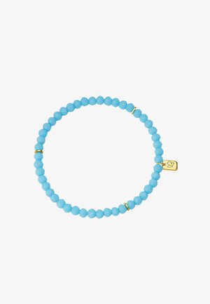 Pulsera elástica con cuentas redondas de turquesa, tres anillos pequeños de oro y un pequeño colgante rectangular de oro grabado con un corazón.