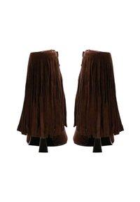 Stivaletti alla caviglia in camoscio marrone con dettagli di frange lunghe sul retro, punta appuntita e tacco nero robusto. Texture liscia complessiva.