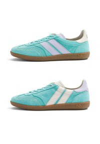 Deux baskets en daim turquoise avec semelles en gomme et bandes blanches, vues de profil gauche et droit sur fond blanc.