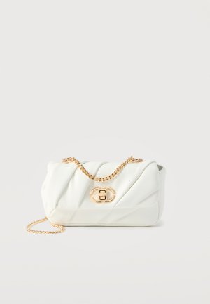 Pochette en cuir blanc matelassé avec une chaîne dorée en bandoulière et un fermoir décoratif doré sur un fond blanc uni.