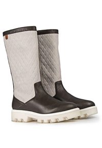 Parte superior de tejido acolchado gris con parte inferior de cuero oscuro, que presenta una robusta suela de goma blanca. Altura a media pantorrilla con detalles de costuras y etiqueta con logo.