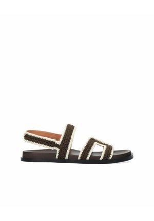 Bruine platte sandaal met witte gehaakte bandjes en een open teen, met een achterriem voor hielondersteuning.