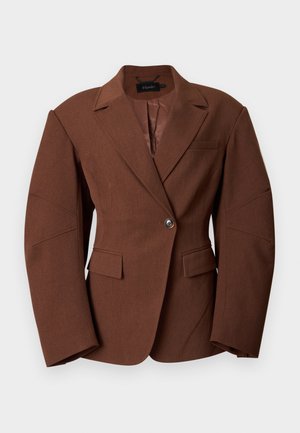 Blazer marron sur mesure avec fermeture à un bouton, revers en encoche, deux poches à rabat et une poche poitrine passepoilée, présenté sur fond blanc.