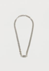 Ασημένιο κολιέ αλυσίδα με παχιά κρίκια και ορθογώνιο μενταγιόν με χαραγμένο σχέδιο κεφαλής τίγρης, τοποθετημένο επίπεδα σε λευκό φόντο.