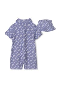 Rompers corto a maniche corte di colore viola chiaro con un motivo geometrico bianco e un cappello a secchiello abbinato, realizzati in un tessuto leggero.