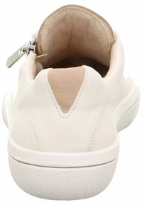 Białe skórzane sneakersy o gładkiej fakturze, okrągłym kształcie, niskim obcasie i zamku błyskawicznym z tyłu, z beżowym wykończeniem wewnętrznym.