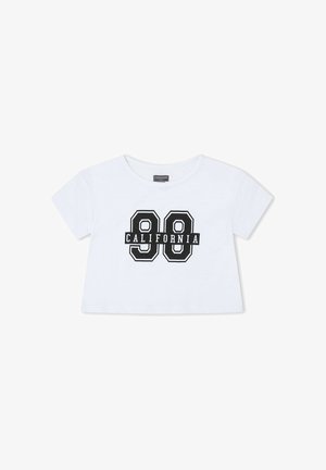 Camiseta blanca corta con mangas cortas que presenta texto y números negros "98 CALIFORNIA" impresos en el frente.