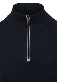 Granatowy pulower z dekoltem na suwak, o prążkowanej fakturze, z beżowym suwakiem jako akcentem oraz małym wytłoczonym logo na przodzie.