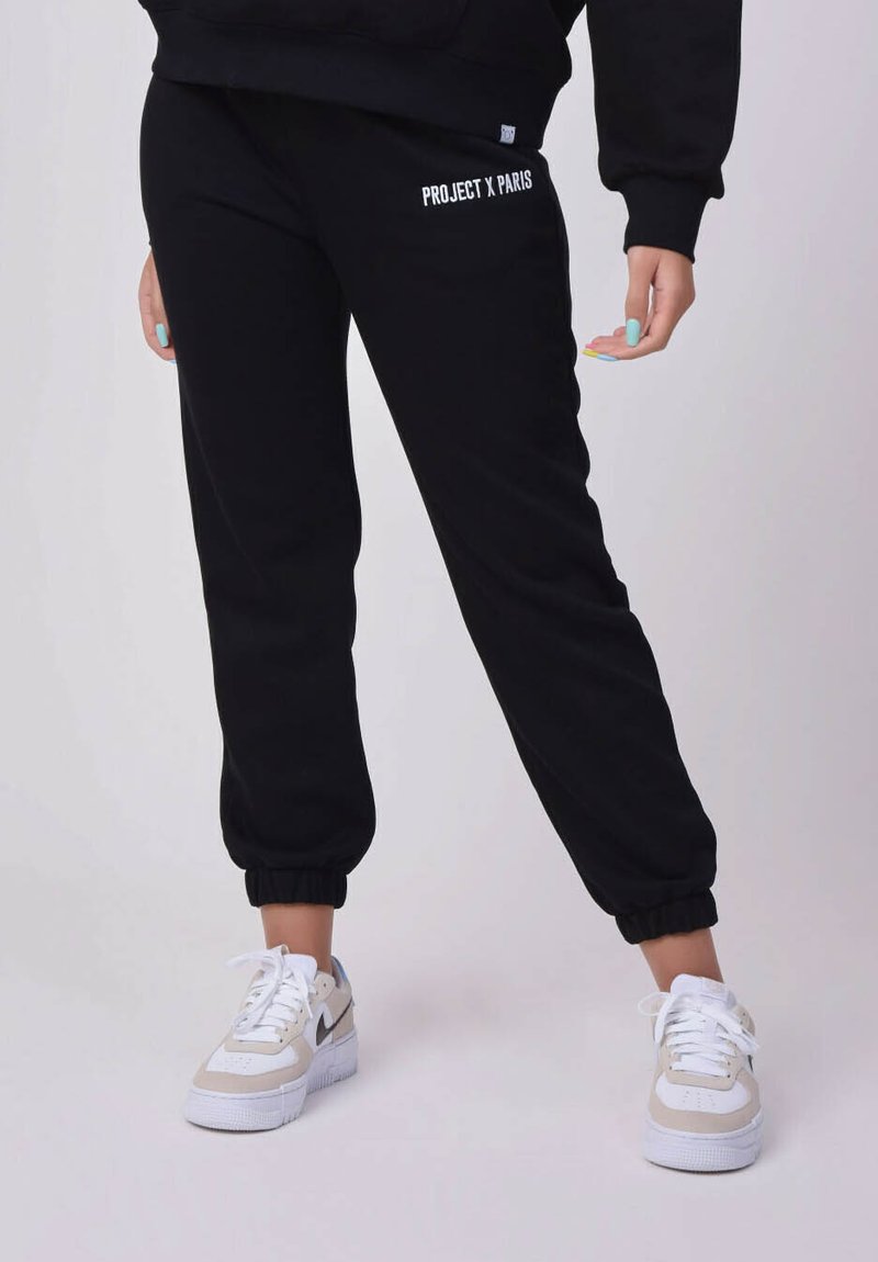 Project Tracksuit Project X Paris BASIC BRODERIE LOGO - Tracksuit bottoms - noir/black ...