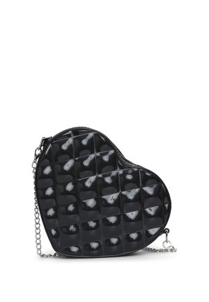Borsa a forma di cuore nera realizzata in materiale lucido, con un design trapuntato, tracolla a catena e chiusura con zip. Accenti con una texture liscia.