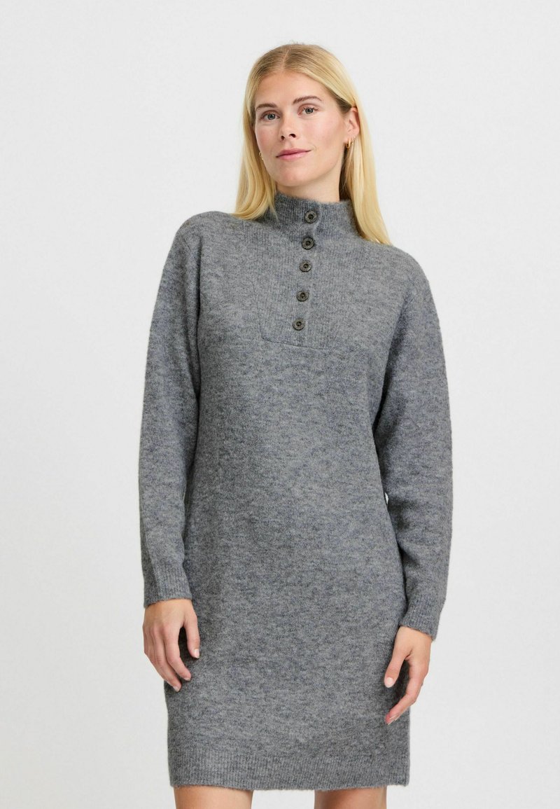 Rochie elastică gri cu guler înalt, controlat cu patru nasturi și mâneci lungi. Material moale, cu textură; design până la genunchi.