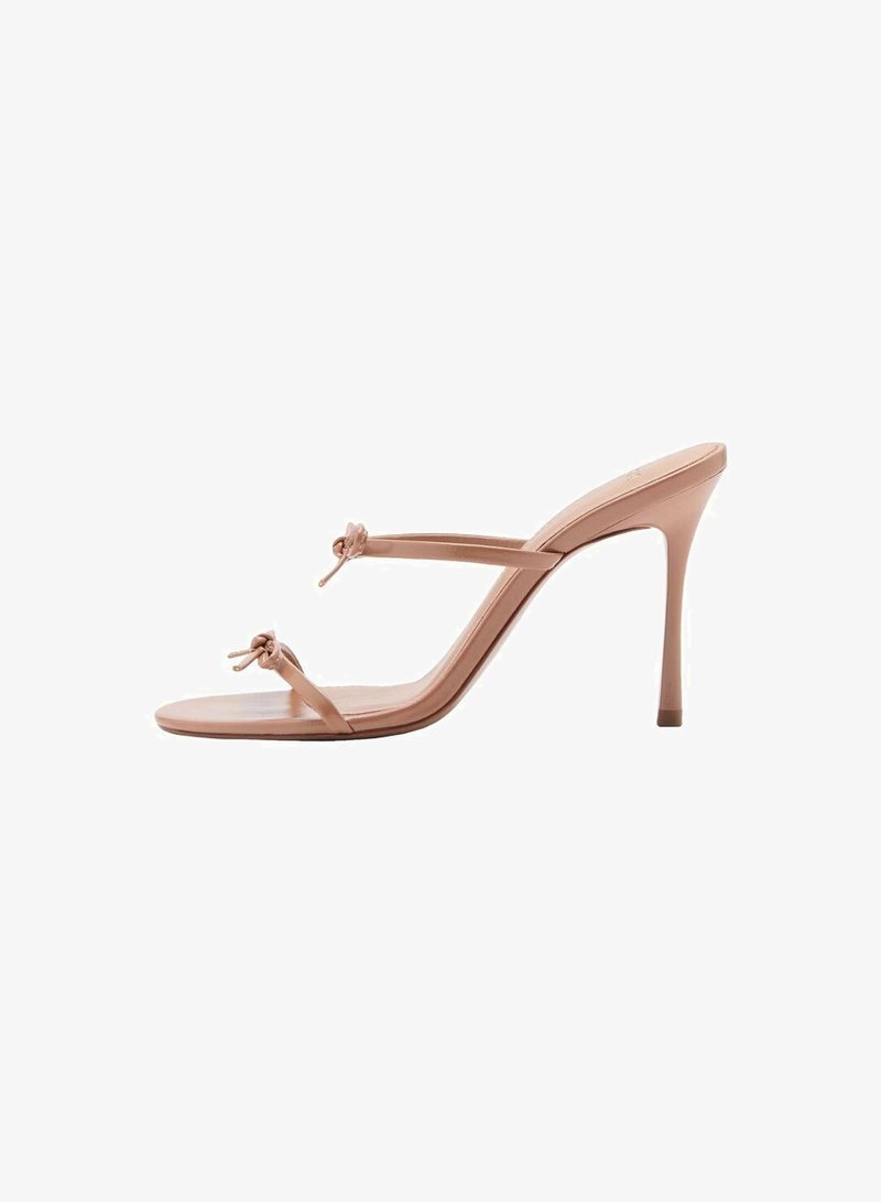 Nude Riemchen-High-Heelsandaletten mit glatter Oberfläche, zwei dünne Riemen, die mit Schleifen verziert sind, und einem eleganten Stiletto-Design.