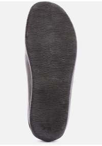 Semelle de chaussure en caoutchouc, surface texturée avec des rainures, couleur noire, avec le logo gravé "Giesswein" et la taille "40."