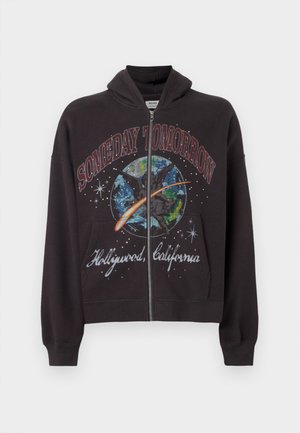 Sudadera con cremallera negra hecha de algodón, con un diseño gráfico que presenta el texto "SOMEDAY TOMORROW" y "Hollywood, California" en el frente.