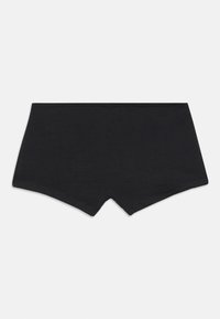 Svarte bomullsshortser med en glatt tekstur, som har lav midje og en buet hem, designet for komfort og bevegelsesfrihet.
