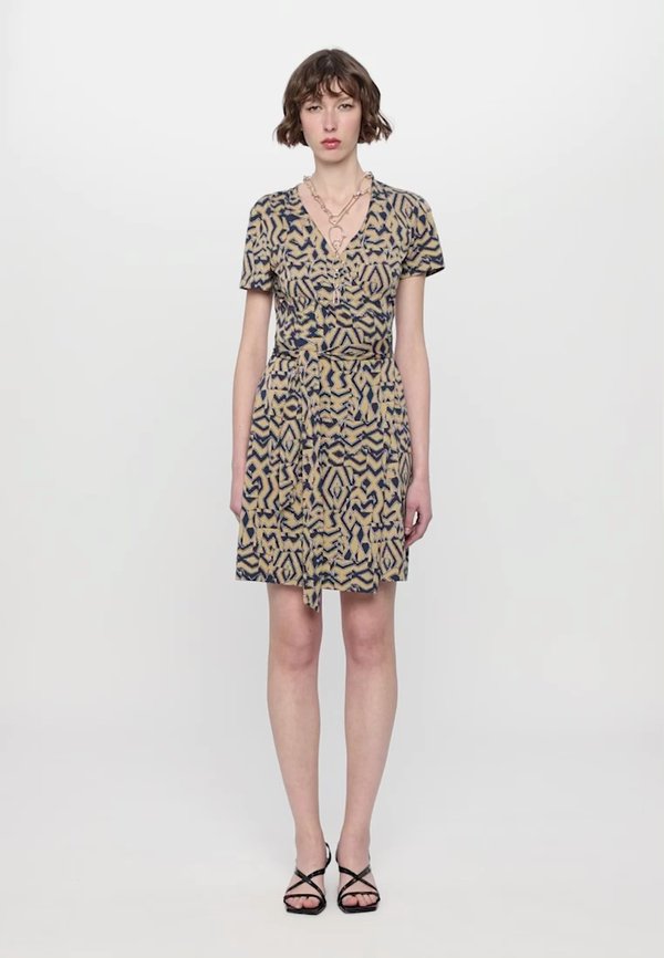 JULIAN SHORT SLEEVE WRAP DRESS - Jersey dress - troy maze geige4