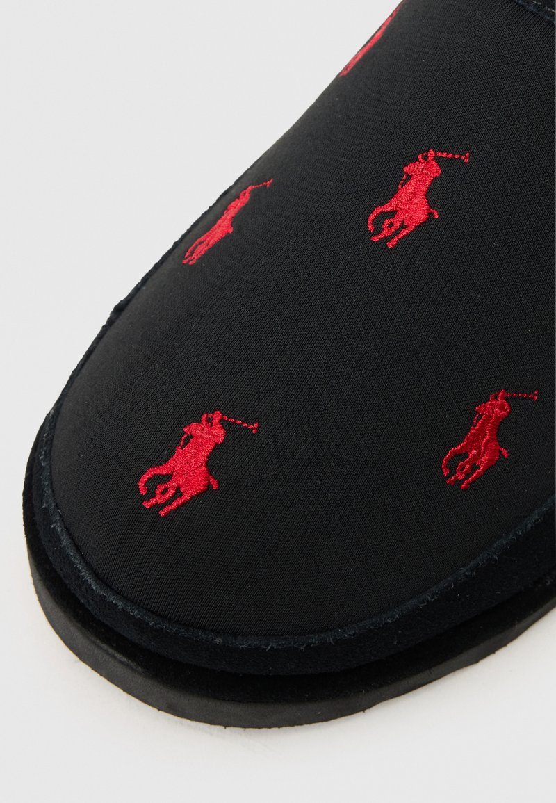 Schwarze Stoffschuhe mit roten gestickten Polo-Spieler-Logos, abgerundeter Zehenpartie, glattem Textiloberteil und flacher schwarzer Sohle.