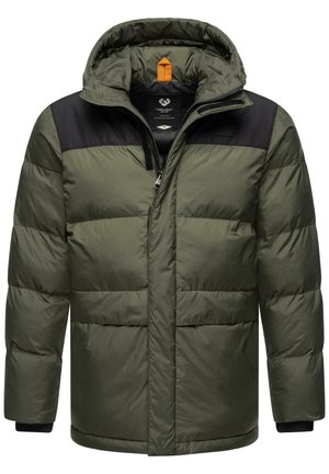Chaqueta acolchada verde oliva con yugo negro en los hombros, cierre de cremallera, capucha y dos bolsillos frontales. Textura suave y puños acanalados.