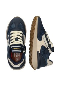 Sneaker blu navy con accenti beige, caratterizzati da una tomaia in tessuto testurizzato, lacci rotondi e una suola in gomma con un design di battistrada a motivo.