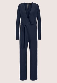 Navyblauwe jumpsuit van zacht materiaal met lange mouwen, een diepe V-hals en een tailleband. Heeft wijde pijpen en een sleutelgatdetail op de rug.