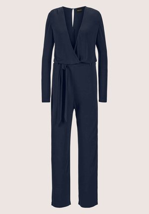Navyblauwe jumpsuit van zacht materiaal met lange mouwen, een diepe V-hals en een tailleband. Heeft wijde pijpen en een sleutelgatdetail op de rug.