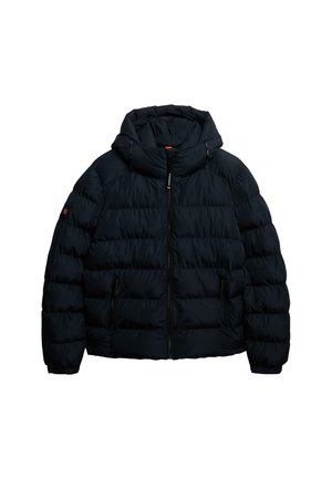 Giacca a vento imbottita in blu scuro, con cappuccio, chiusura con zip, due tasche frontali e texture trapuntata. Accentuata da un piccolo logo sulla manica.