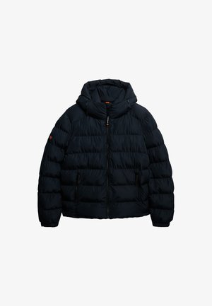 Dunkelblauer Pufferjacke mit Kapuze, Reißverschluss, zwei vorderen Taschen und gestepptem Muster. Mit einem kleinen Logo am Ärmel akzentuiert.