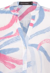 Blusa bianca con motivi astratti in acquerello blu e rosa, colletto alla cinese e quattro bottoni sul davanti. Tessuto sottile e leggero.