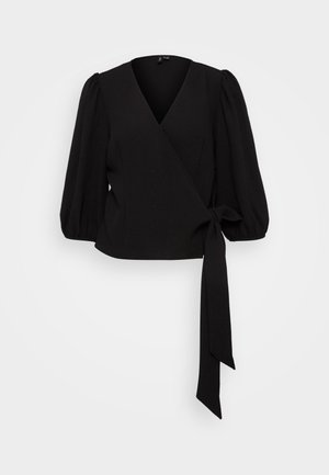 Blouse noire à enveloppe avec un décolleté en V et des manches bouffantes, avec un lien à la taille, fabriquée en tissu texturé. Pas de motifs ni d'accents visibles.