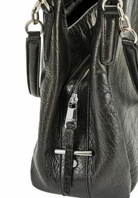 Czarna skórzana torebka na ramię o teksturowym wykończeniu, z metalowymi detalami zamka błyskawicznego oraz dwoma paskami, z których jeden jest odpinany. Zbliżenie na obszar zamka.