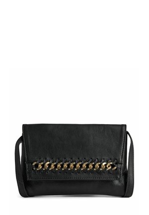 Svart läderclutch med en vikbar klaff, med en guldkedja som accent längs fram. Mjuk textur med en slank, rektangulär form.