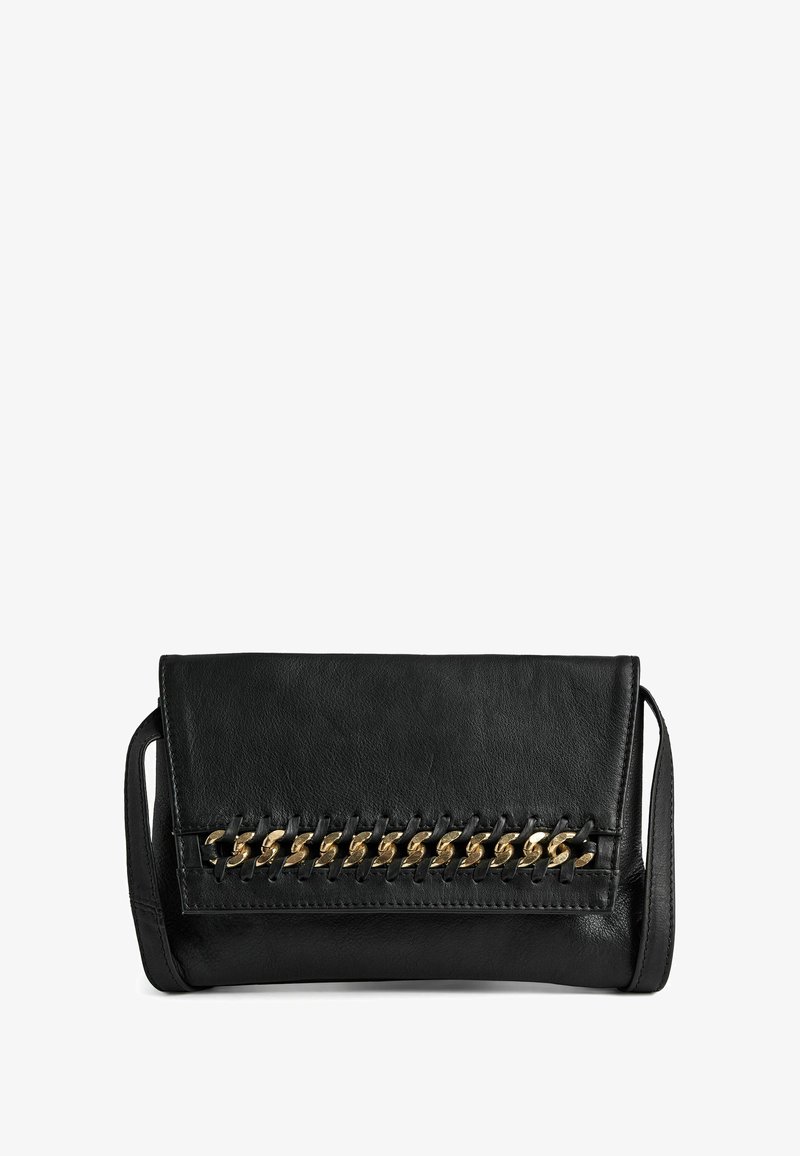 Clutch in pelle nera con pattina pieghevole, caratterizzata da un accento in catena dorata sulla parte anteriore. Texture liscia con una forma rettangolare elegante.