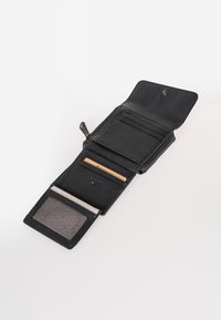 Zwarte leren portemonnee met textuur, ritsluiting, meerdere kaartslots en een doorzichtige ID-venster. Compact en functioneel ontwerp.