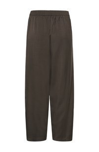 Tumedast pruunist, laia säärega pükstest, mis on valmistatud kergest kangast. Omab elastset vöökohta ja siledat tekstuuri. Lühendatud pikkus.