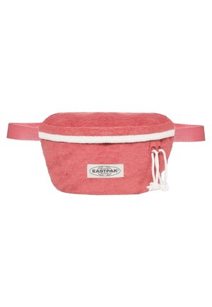 Różowa nerka Eastpak z frotkowego materiału z białym zamkiem błyskawicznym i regulowanym paskiem, z naszywką z logo Eastpak z przodu.