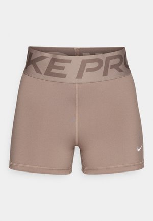 Shorts Nike Pro color marrone chiaro con una cintura larga che presenta la scritta scura "NIKE PRO". Realizzati in materiale elastico e morbido, con un piccolo logo decorativo.