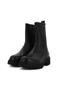 Stivali ankle in pelle nera con una texture liscia, dotati di chiusura con cerniera, suola spessa e design minimalista.