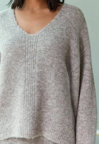 Next RELAXED FIT SOFT TOUCH V-NECK  - Pullover - neutral mole