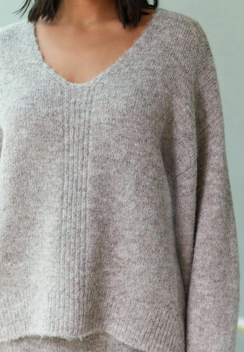 Next RELAXED FIT SOFT TOUCH V-NECK - Pulóver - neutral mole