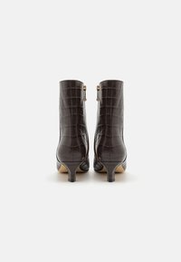 MICHAEL Michael Kors COSMO KITTEN BOOTIE - Klasické členkové čižmy - chocolate