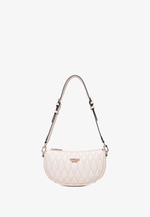 Borsa a tracolla bianca trapuntata con design curvo, dotata di tracolla staccabile e dettagli in tonalità oro. Chiusura con zip superiore.