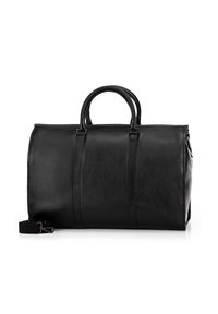 Bolsa de viaje de cuero negro con asas redondeadas, correa para el hombro ajustable y dos acentos verticales. Textura suave y diseño espacioso.