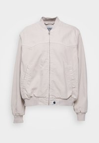 Veste bomber beige clair en coton, avec un col, des poignets et un ourlet côtelés, équipée de poches avant en biais et d'une étiquette logo à l'ourlet.