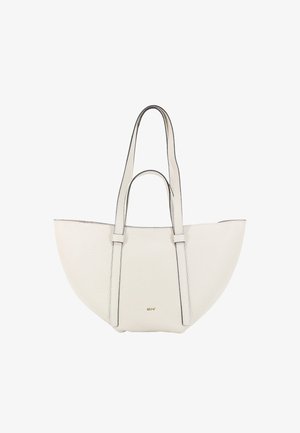 Sac fourre-tout en cuir blanc à finition texturée, de grande largeur, avec deux longues poignées. Présente un design minimaliste et un logo embossé à l'avant.