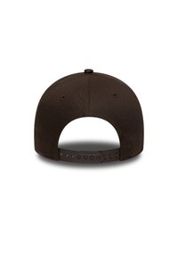 Brauner Baseballschläger mit einer glatten Stoffoberfläche, verstellbarem Kunststoffriemen und rundem Rückendesign mit Belüftungsöffnungen.