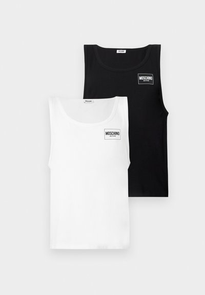 Μαύρες και λευκές αμάνικες μπλούζες με το λογότυπο «Moschino Active» στο πάνω αριστερό μέρος του στήθους, τοποθετημένες επίπεδα σε ανοιχτό φόντο.