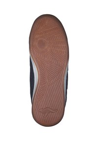 Schuhsohle mit einer strukturierten braunen Gummibeschichtung, die Zickzack- und kreisförmige Muster aufweist; die Seite zeigt ein schwarzes Wildleder-Obermaterial mit weißen Akzenten.