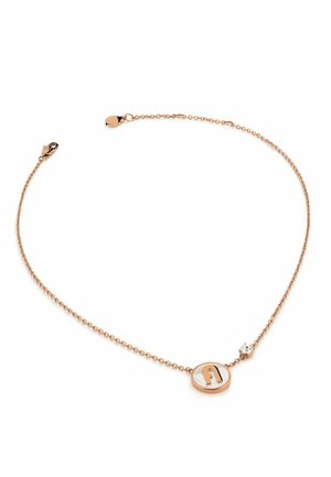 Collana a catena in oro rosa con un pendente circolare che presenta un'inlay bianca e la lettera "a". Include un piccolo accento di cristallo.